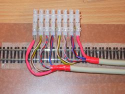 Die recht einfache Verkabelung der Module. Stimmen sollte sie allerdings. Immer wieder durchgeschleift, zeigen sich Fehler erst beim Komplettaufbau. Denn fehlerhaften Meter dann zu finden ist schwierig ...