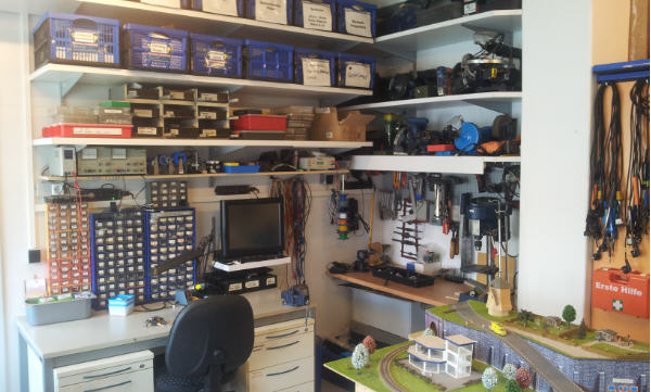 Unser Elektronikprüf- und Computerplatz. Rechts davon die Maschinenecke. Ob Ständerbohrmaschine, Stichsäge, Akkuschrauber oder Bohrhammer - alles vorhanden.